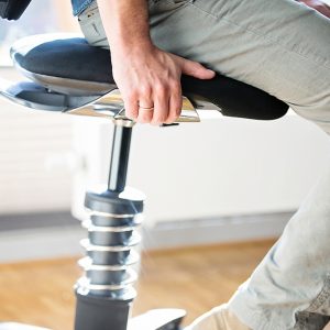 כסאות ארגונומיים בעידן הדיגיטלי: מאבק בהשפעות של ישיבה ממושכת