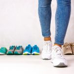 איך לבחור נעלי הליכה לסובלים מבעיות גב?