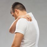 כאבי גב עליון – מהם הגורמים ואיך למנוע?